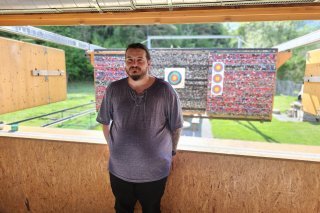 Yvano Pacifico devant les cibles sur rails des Archers des Trois Aigles.